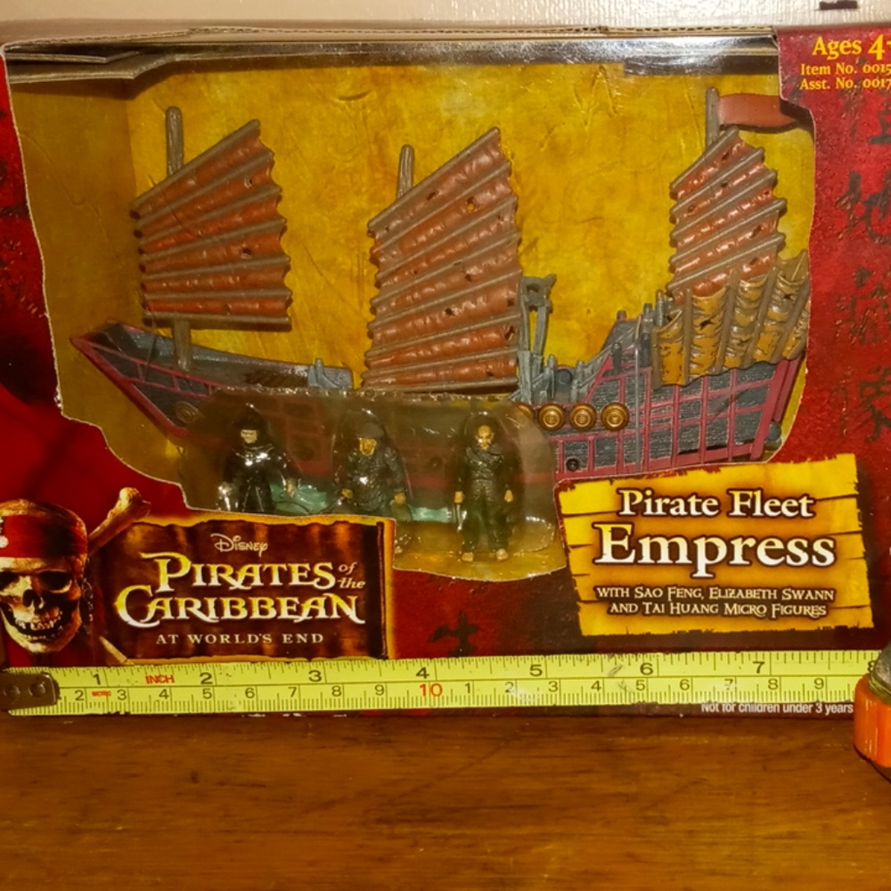 Zizzle Pirates of the Caribbean Empress Micro Ship
